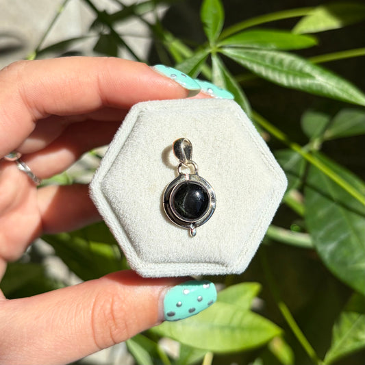 Pendentif black star